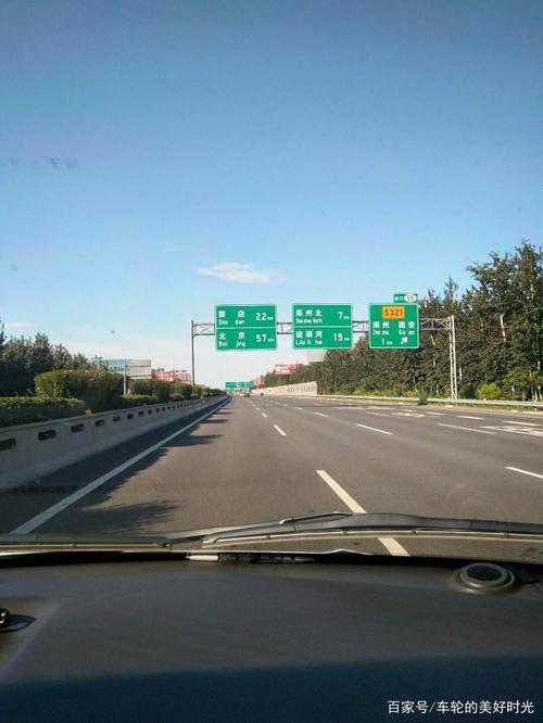 g4高速公路郑州路段693公里车祸,前车装载违规,挖机也追尾