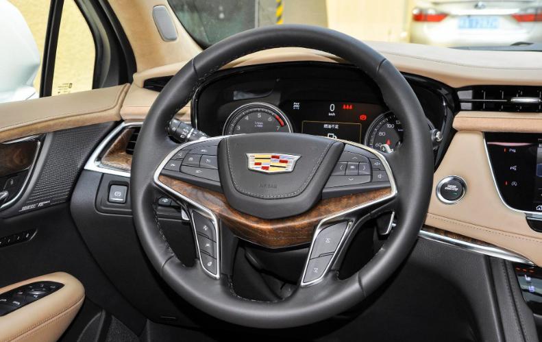 凯迪拉克xt5内饰设计就是典型的美式风格,在用料上非常下功夫.