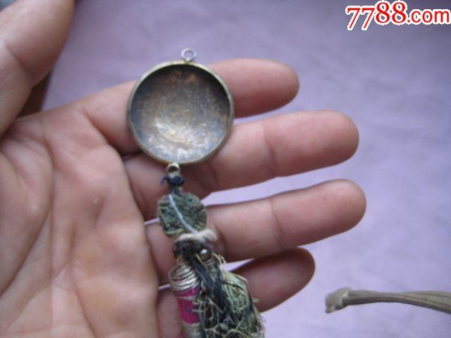 一件做工不错画工一流的古代鎏金小银镜