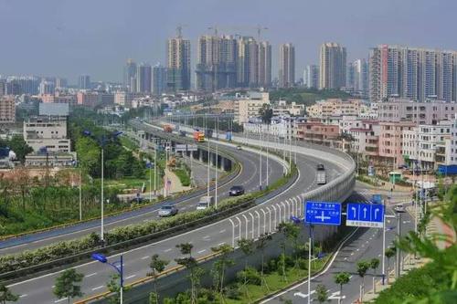 陆川县是广西第一批对外开放旅游县,辖区内名胜风景遍布,陆川温泉,谢