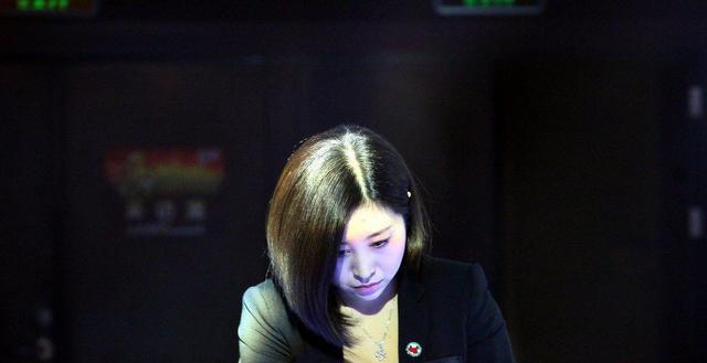 原创国家台球裁判吕帅希因其出色的身材成为内衣模特