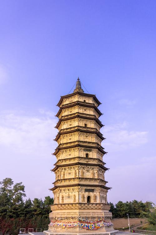 万部华严经塔,又名白塔,位于呼和浩特市白塔国际机场东.