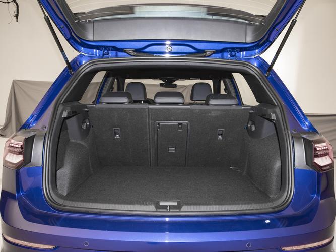 2021款大众高尔夫车型的后备箱内部的铺设相当的规整,内部的容积达到