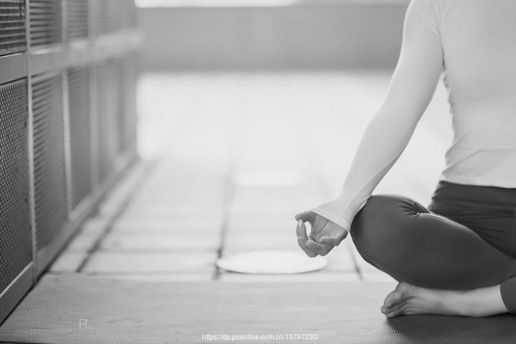 一组黑白瑜伽人像