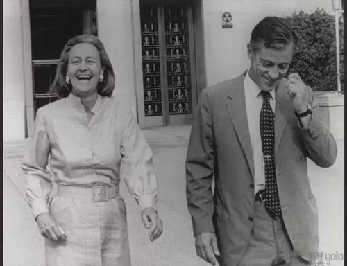 1971年6月21日,凯瑟琳·格雷厄姆和本·布莱德利走出华盛顿地区