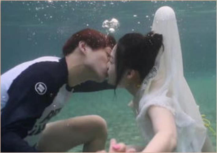 李沁魏大勋水中热吻,镜头在他的裤子上慢慢放大!迷之突起?