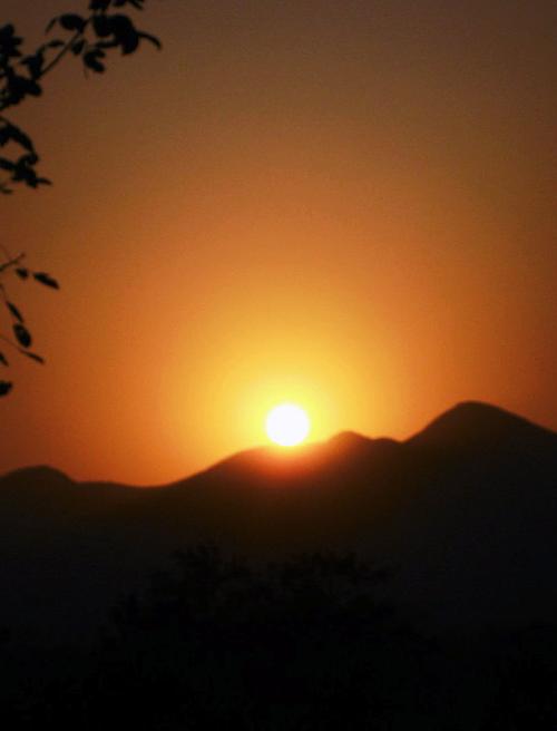 【雀巢】太阳依然出山又落山(赏析) ——评寞儿的短篇小说《太阳落山