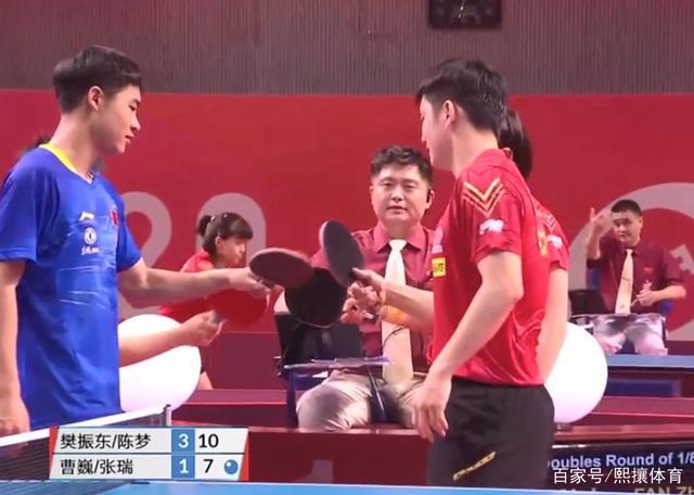 樊振东与陈梦击掌庆祝后,突然想起防疫规定,忍