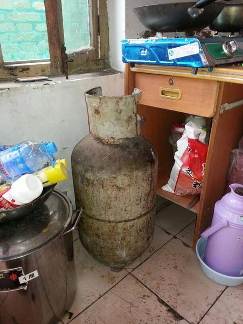 亲们谁知道这煤气罐空瓶有多重啊?加满气后多重啊?