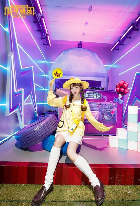 和平精英:游戏皮肤cos,真人试穿火箭少女,网友调侃这