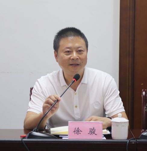 区卫计局党组书记,局长徐骏做工作汇报专家组通过现场登录系统,查阅
