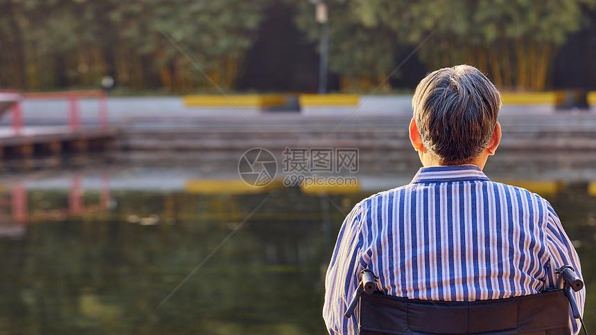 高清照片下载,该高清照片标题为坐在轮椅上的孤独老人背影,编号