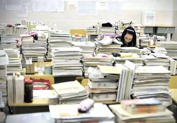 昨天,波仔静静地看完纪录片《高考》