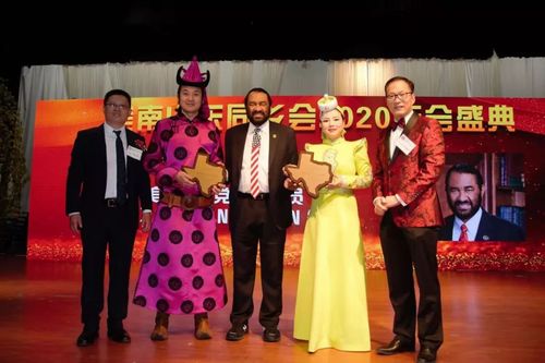 阿木古楞与巴达荣贵获中美文化交流大使奖
