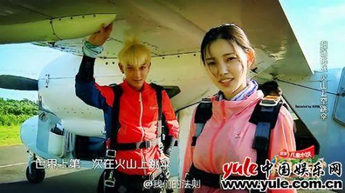 《我们的法则》90后活力组清理巨型鱼 童菲徒手剔内脏