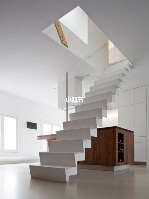 开间小的,选择双跑楼梯;进深大,开间大的,选择双分式平行楼梯;进深小