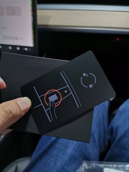 首先跟很多无钥匙进入系统不一样,特斯拉model 3是需要在b柱位置刷卡