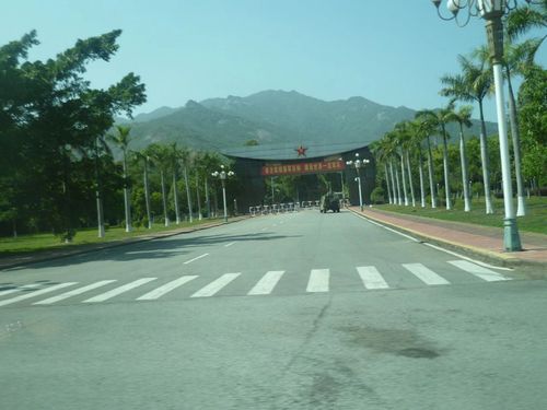 途径驻罗浮山野战军部队师部(偶遇装甲运兵车)