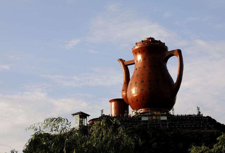 贵州湄潭天下第一壶茶壶工艺品雕像天空