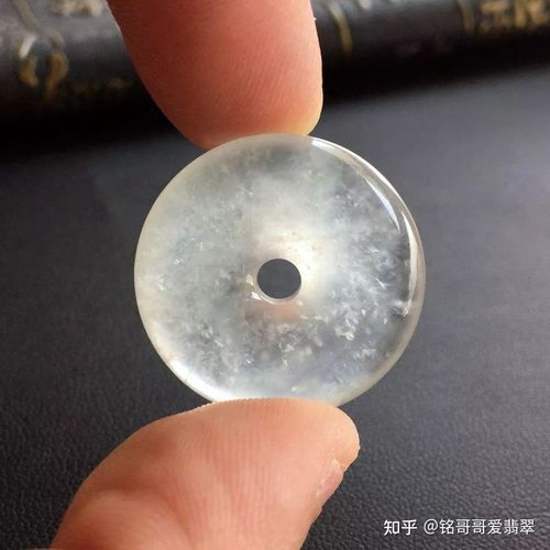 可能很多人了解过翡翠中"棉" 是指翡翠中存在的白色絮状物 那冰渣渣是