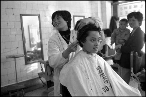 84年武汉的理发店好多人做头发 中国人开始追求美了