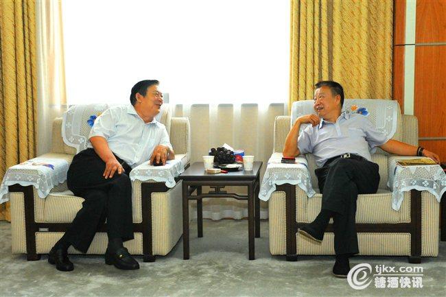 蔡宏柱与李宗柏(右)交流