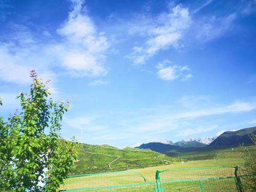 前往松州途中,天气晴朗,阳光灿烂,隔着车窗玻璃手机拍的照片也比较