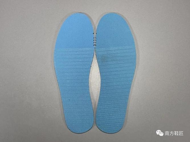 鞋垫带刷胶,后刷前不刷,与原鞋一致