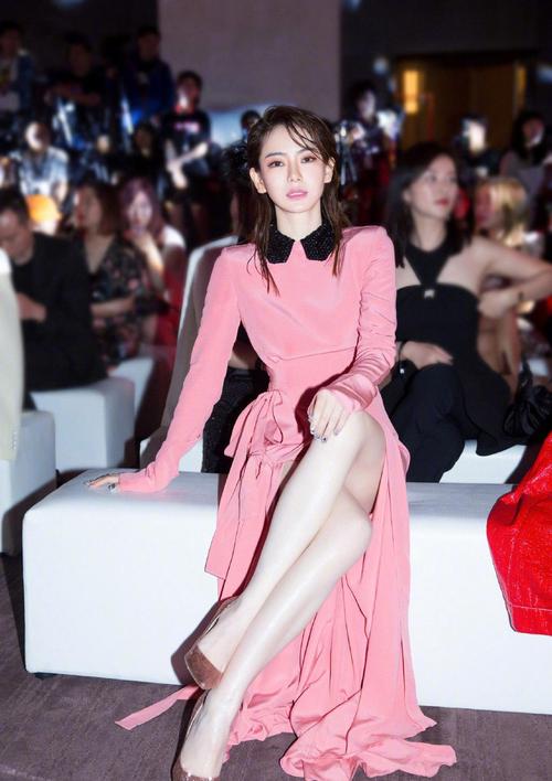离开百万修图师的戚薇是否有迷倒你呢,身材如此有料的戚薇真的是不火