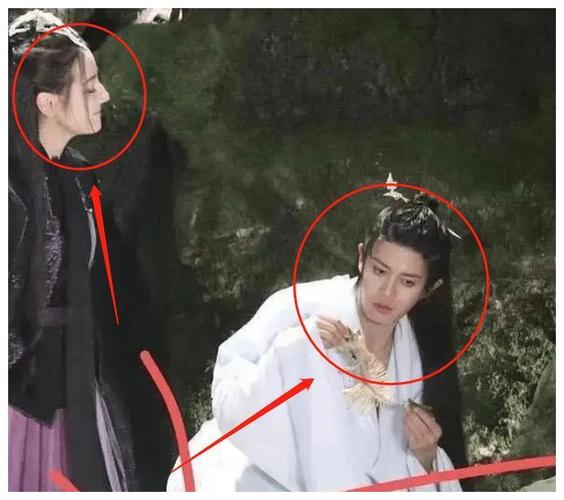 驭鲛记新路透热巴穿黑衣英姿飒爽我却被任嘉伦美人鱼造型圈粉