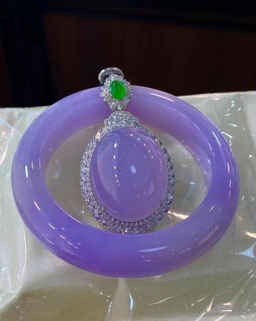 瑞士富豪收藏1800万紫罗兰葡萄这种高品质翡翠在收藏界极为难得