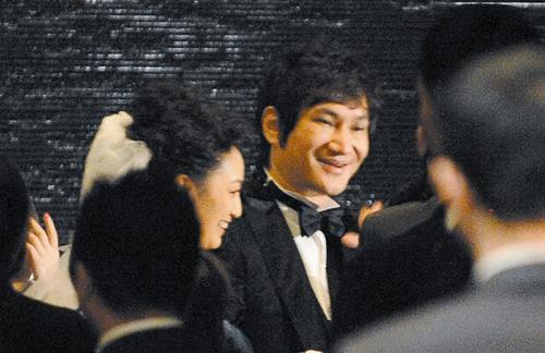 荆楚网消息 (楚天都市报) 昨日,女星罗海琼与华谊副总裁费麒在北京