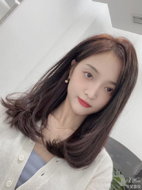 吴宣仪分享三张新发型随拍##吴宣仪新发型三宫格随拍#好好看啊披肩发