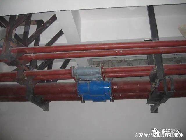 之一:补偿器(膨胀节)处管道固定支架和导向支架的设置