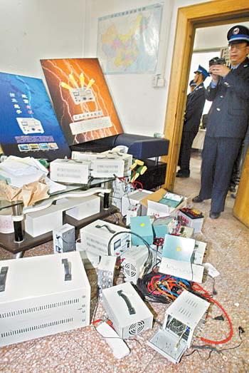 查获大批"超声波捕鱼器".王子恒摄