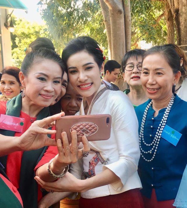 泰国诗妮娜贵妃酒红色裹身裙亮相,服饰玩新花样如模特