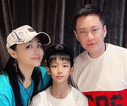 原创主持人曹颖为老公庆生评论区批评不合适本尊回应没法选择