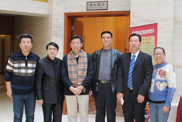 中宣部张凡向唐开元等签授《反腐倡廉警示录》