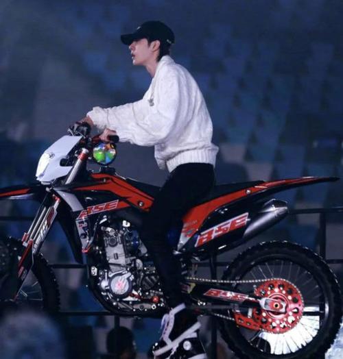 王一博骑摩托车