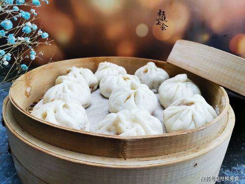 要想包出地道的小笼蒸包,首先是包子面团的制作.