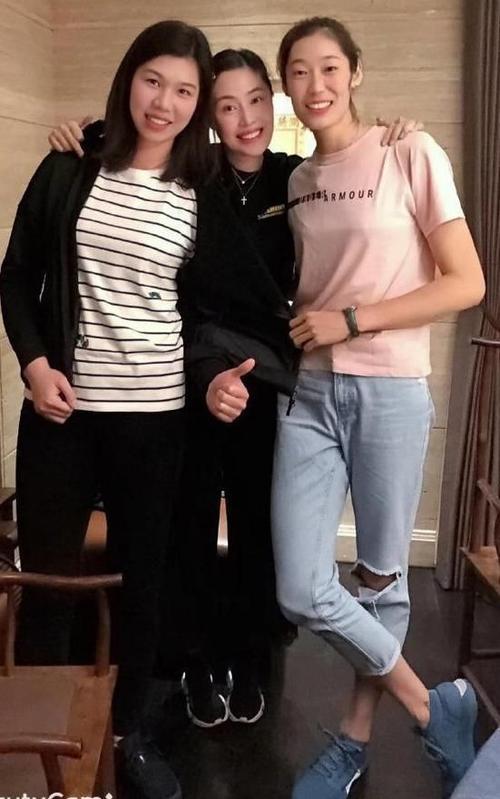 朱婷现身时装周,穿平底鞋还比李娜高出一头,两人同框很瞩目!