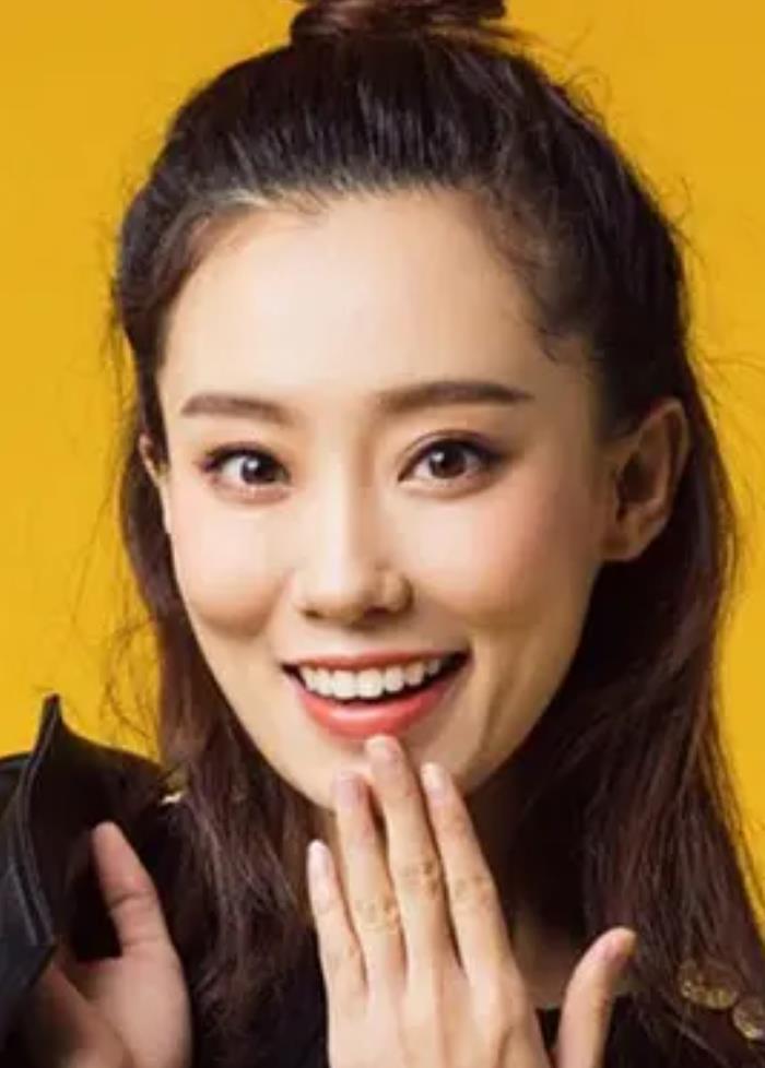 她就是饰演李焕英的张小斐,一个被严重低估的实力派喜剧女演员.