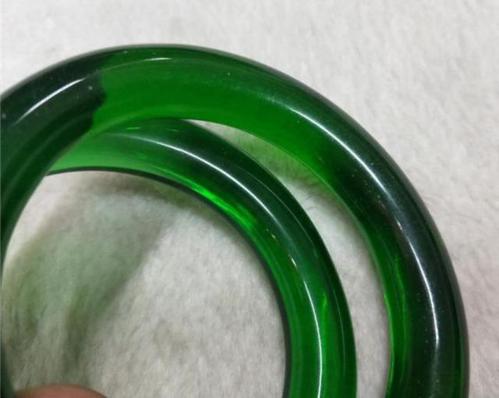 再说"帝王绿"这个特定词吧,所谓帝王绿第一点首先要达到玻璃种,其次就