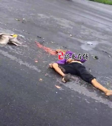 惨!在大平山红绿灯处一女子遭货车碾压,头都爆了