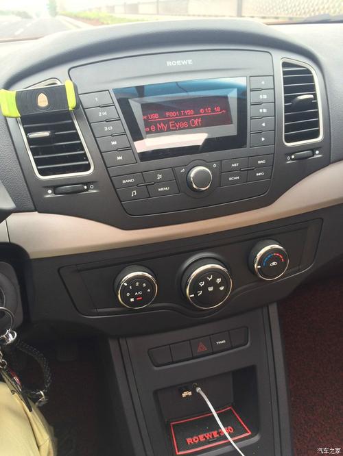 中控比较简单,收音机上的几个按键功能到现在都没懂怎么用,干嘛用的!