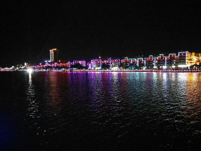从绣江河南岸看绣江河北岸的夜景