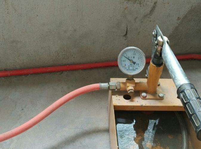  水管试压 所有冷热水管打压8-10
