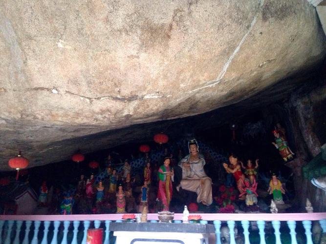 苍南燕窠硐        简介:燕窠硐也称燕窝洞,位于苍南县望里镇的大蜥