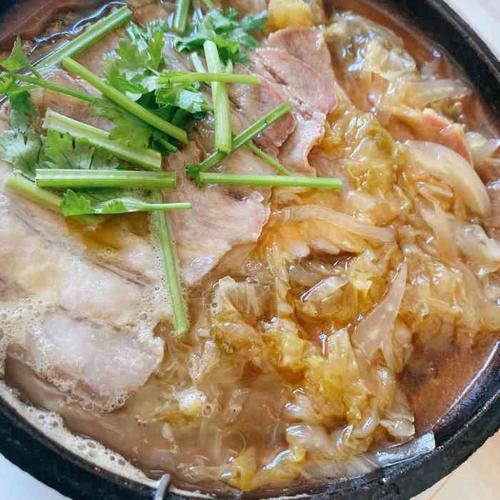 酸菜五花肉砂锅好吃,坛肉也挺香.