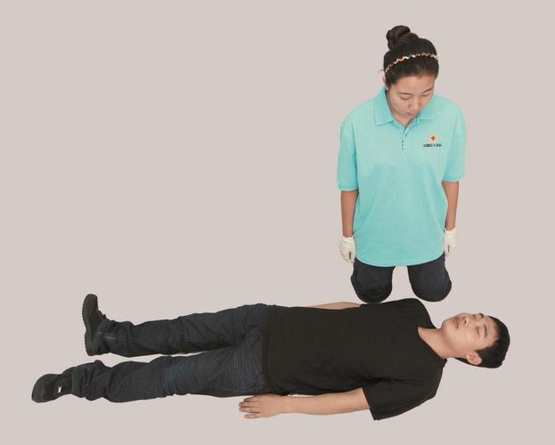 急救人员判断患者无反应,无呼吸或是呼吸异常,将患者置于心肺复苏体位